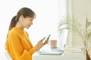 パソコンやスマートフォンをチェックしている様子