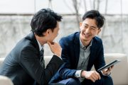 打ち合わせをする人たち