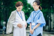 妊娠中の女性と話すビジネスウーマン