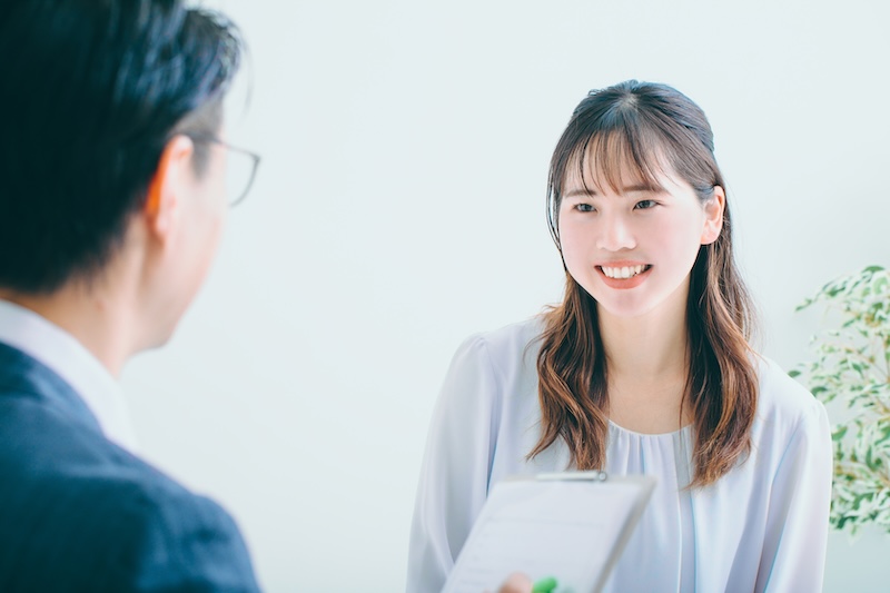 面接を受ける学生
