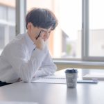 勉強をする学生