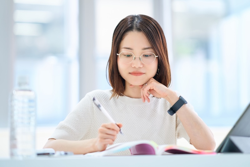 テキストで勉強する学生