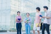 キャンパス内で話をする学生たち