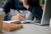 カフェでスケジュール調整をする人の手元