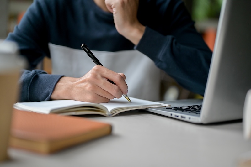 カフェでスケジュール調整をする人の手元