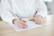 履歴書を書く学生の手元