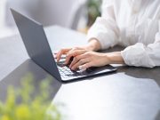 パソコンを使って仕事をする人の手元
