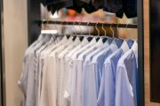 アパレルショップの棚に並んでいるワイシャツ