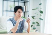 リビングでスマホを使う学生