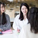 話し合いをする学生たち