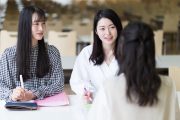 話し合いをする学生たち