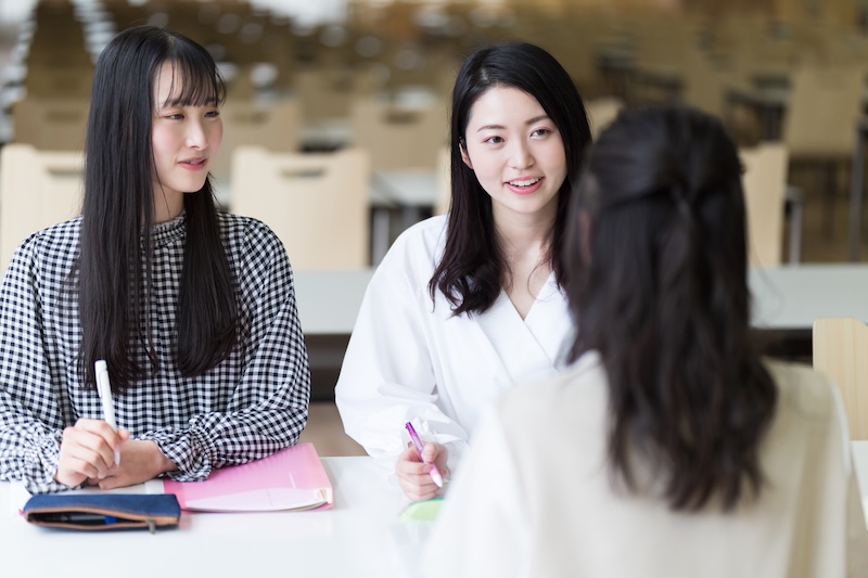 話し合いをする学生たち