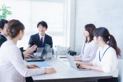 ミーティング中の会社員のイメージ