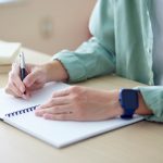 教室で勉強をする学生の手元