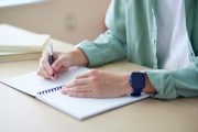 教室で勉強をする学生の手元