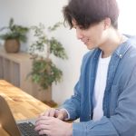 自宅でパソコンを使って学習をする学生