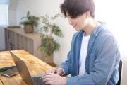 自宅でパソコンを使って学習をする学生