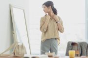 自宅で出かける支度をする学生