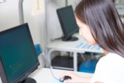 パソコンテストを受ける学生