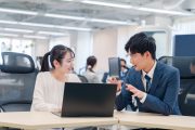ミーティング中の会社員のイメージ