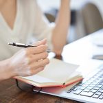 カフェでスケジュール調整をする人の手元