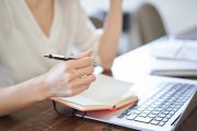 カフェでスケジュール調整をする人の手元