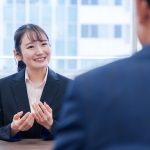 面接を受ける学生
