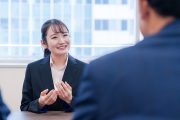 面接を受ける学生
