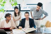 ミーティング中の会社員のイメージ