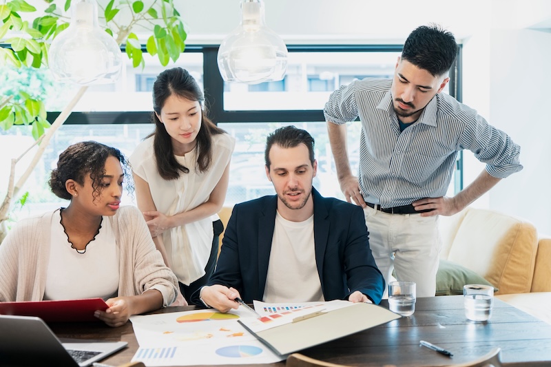 ミーティング中の会社員のイメージ
