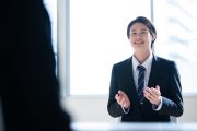 面接を受ける学生