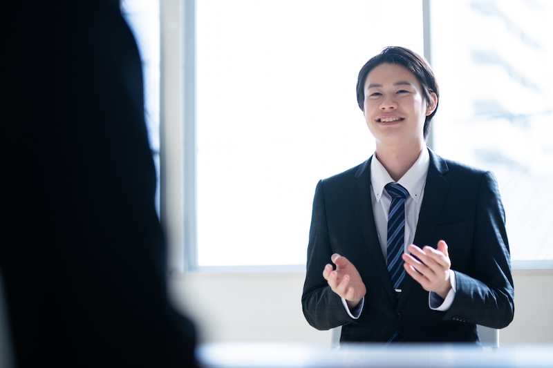 面接を受ける学生