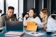 ミーティング中の会社員のイメージ