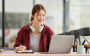 カフェで勉強をする学生