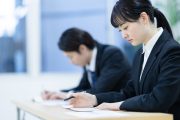 試験を受ける学生