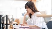 カフェで勉強をする学生