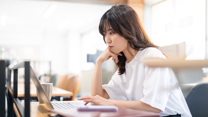 カフェで勉強をする学生