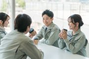 休憩中に話をする会社員のイメージ