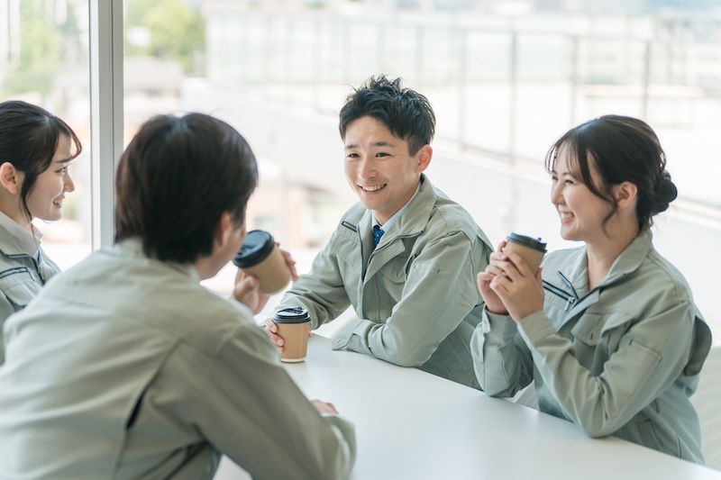 休憩中に話をする会社員のイメージ