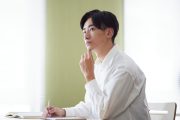 大学の図書室で勉強をする学生
