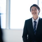 面接を受ける就活生