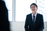 面接を受ける学生