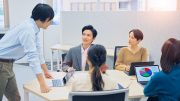 ミーティング中の会社員のイメージ