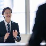 面接を受ける大学生