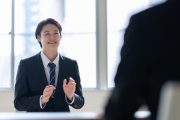 面接を受ける大学生