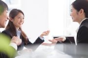 ミーティング中の社会人のイメージ