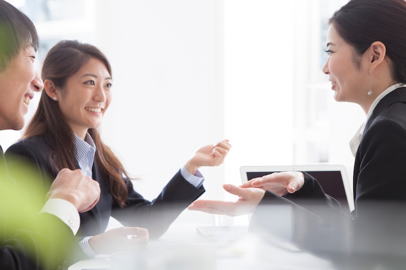 ミーティング中の社会人のイメージ