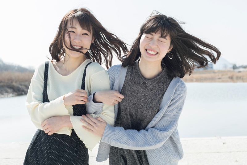 外を散歩する２人の学生