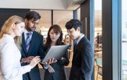 ミーティング中の会社員