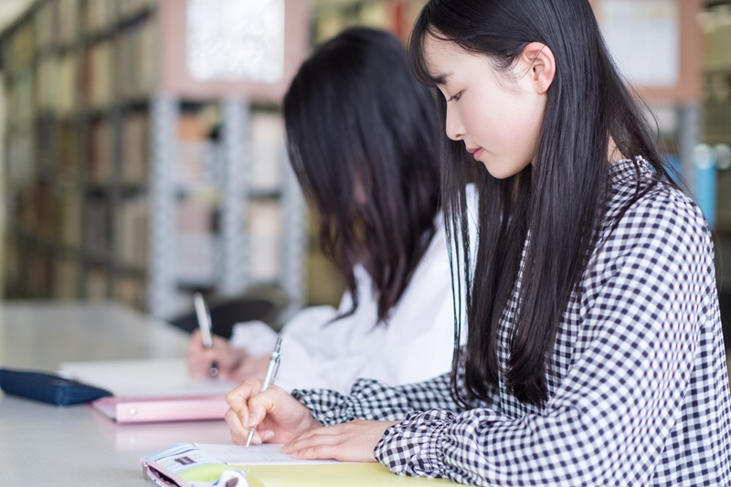 図書室で勉強する学生